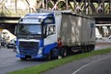 LKW blieb unter Bruecke haengen Koeln Ehrenfeld Innere Kanalstr Hornstr P487